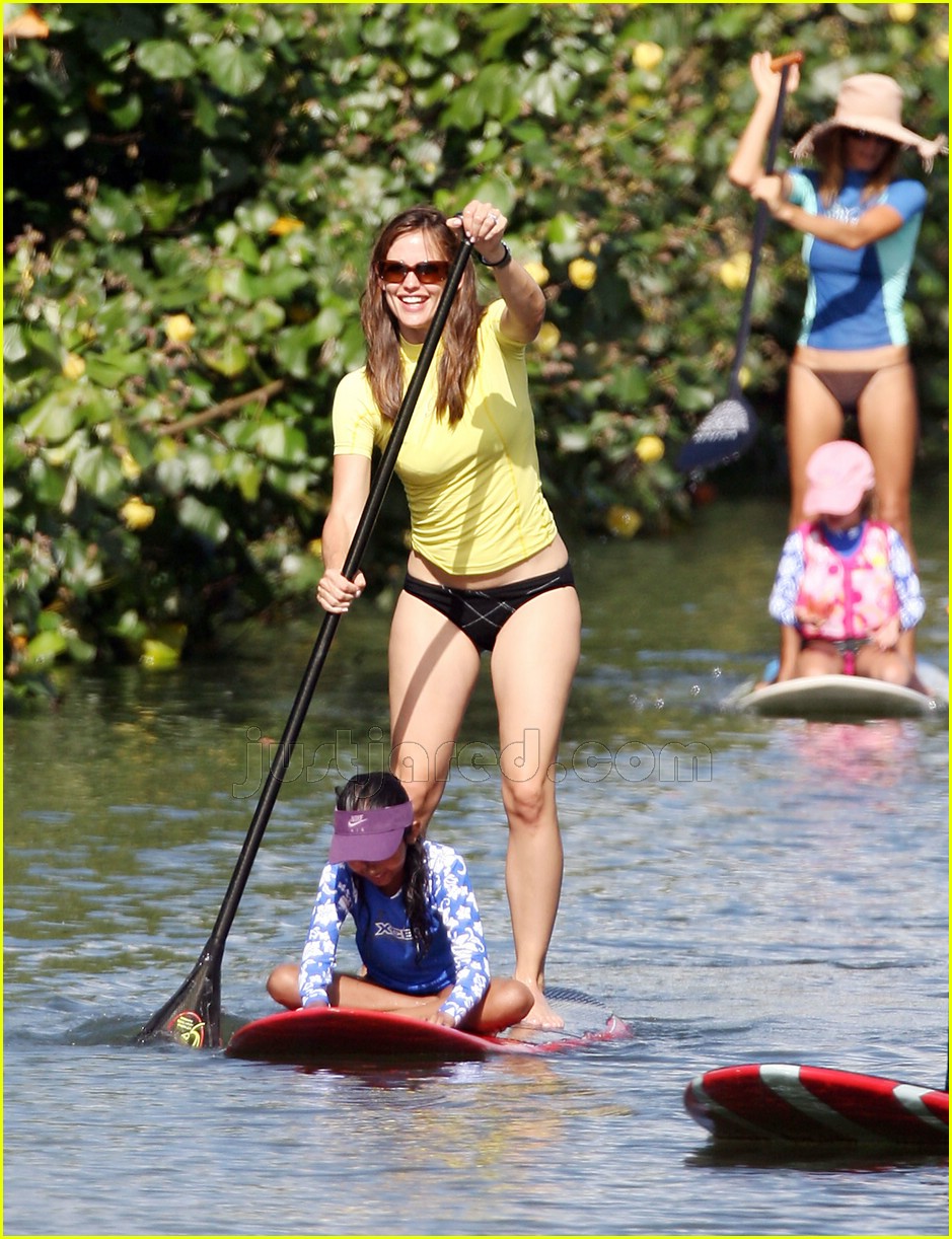 Garner, Damon Take on Paddle Boarding
