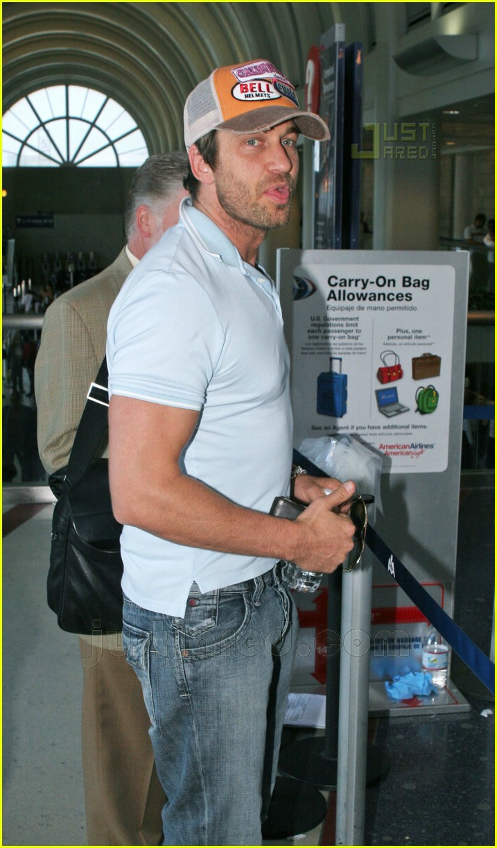 Gerard Butler's Airport Sexiness