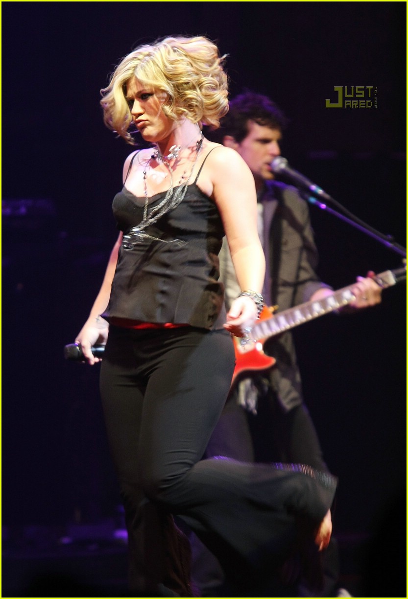 Kelly Clarkson to Pumpkin Pie: Get in Mah Belly!