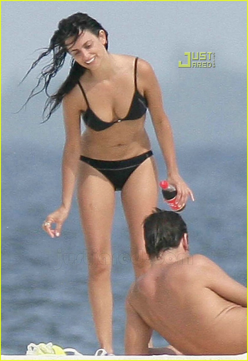 Penelope Cruz & Javier Bardem Make Out in Maldives