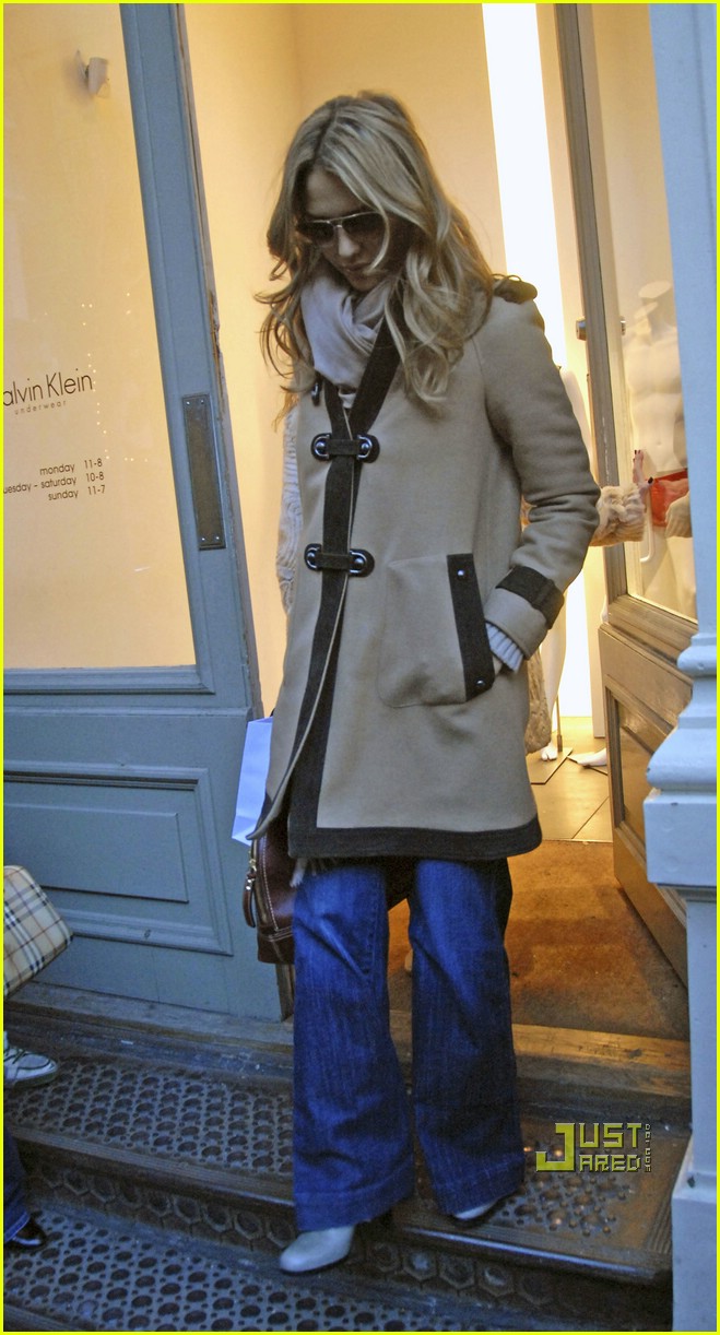 Jessica Alba is 'Awake' Enough to Shop