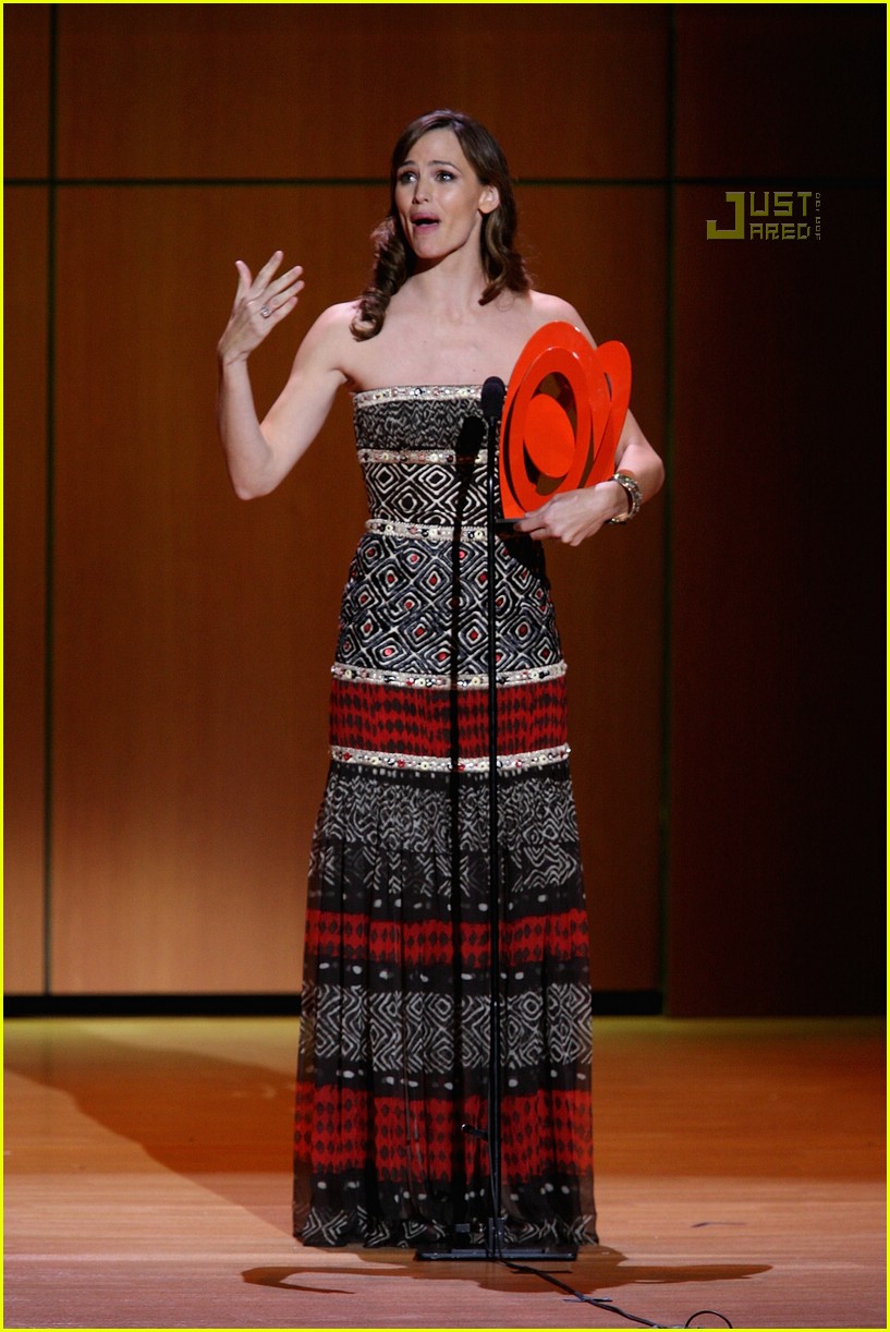 Jennifer Garner is the "Icon Next Door"