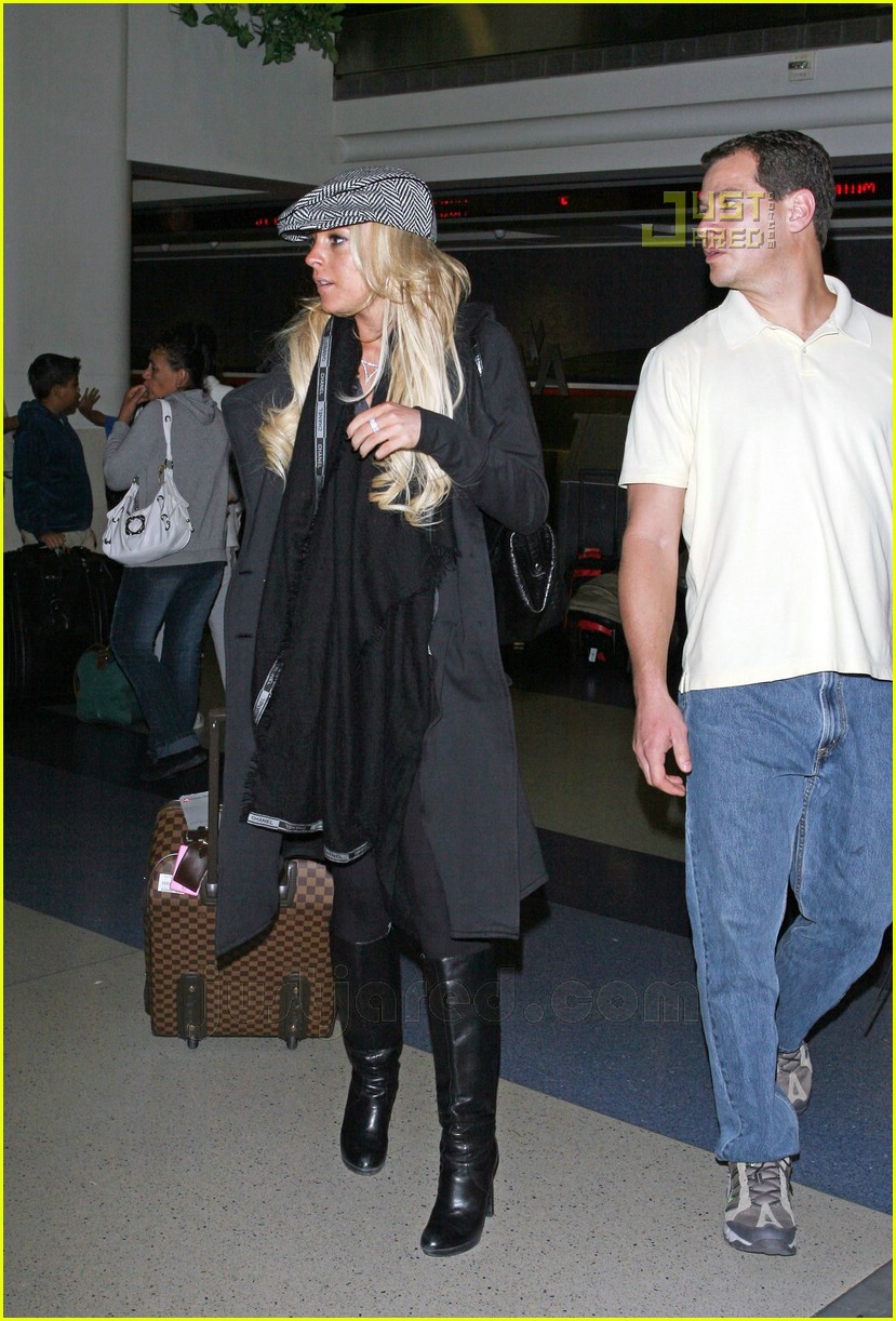 Lindsay Lohan Escapes LA