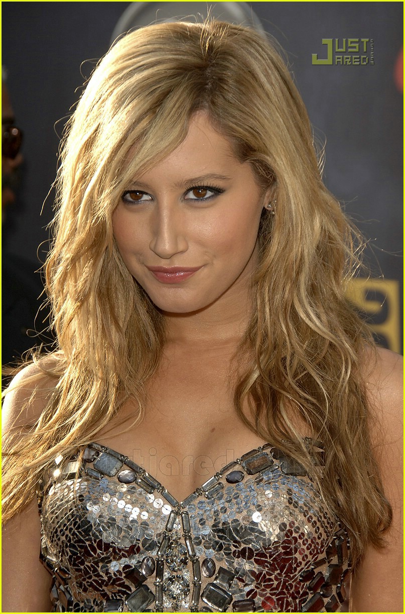Ashley Tisdale @ 2007 American Music Awards