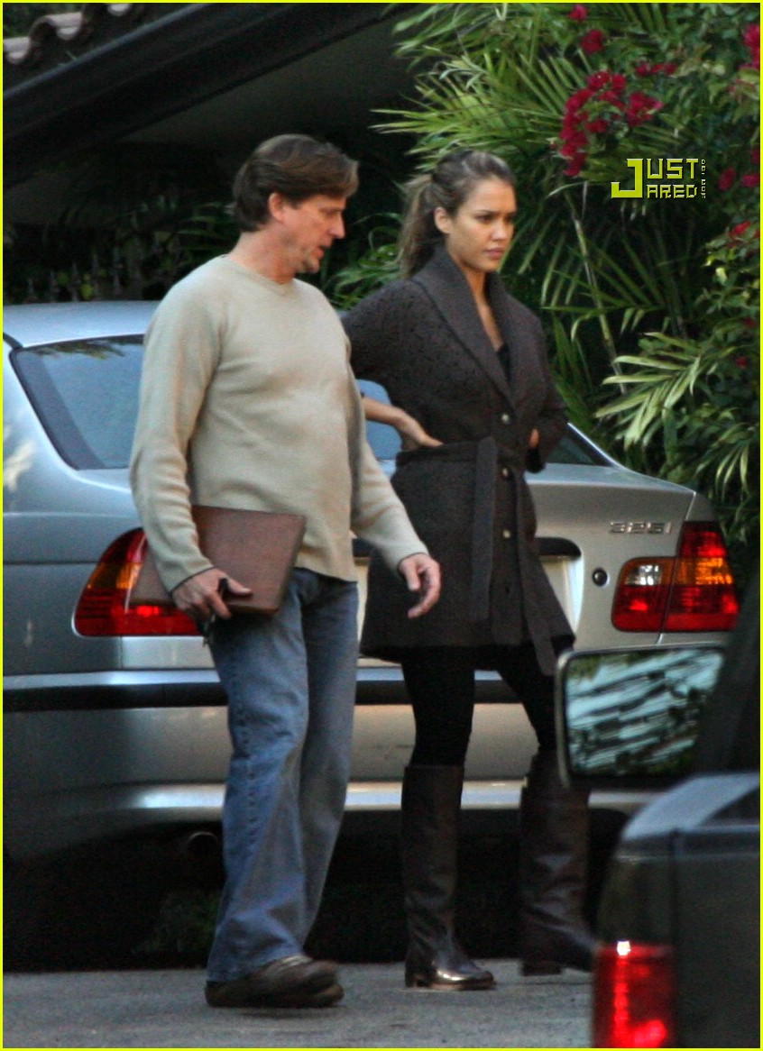 Jessica Alba Goes House Hunting