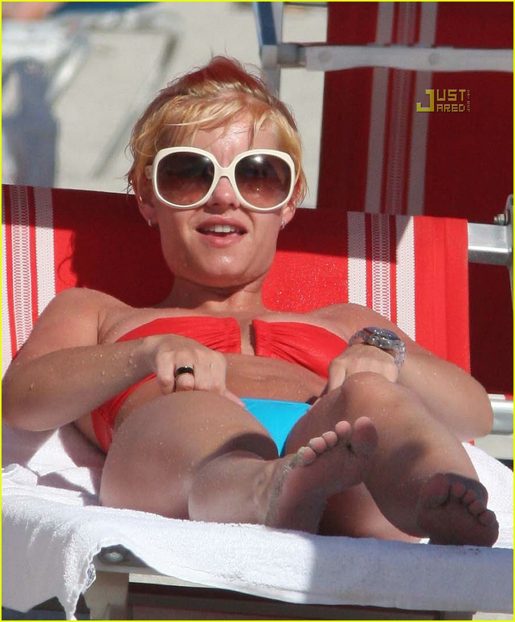 Elisha Cuthbert Bikini Pictures