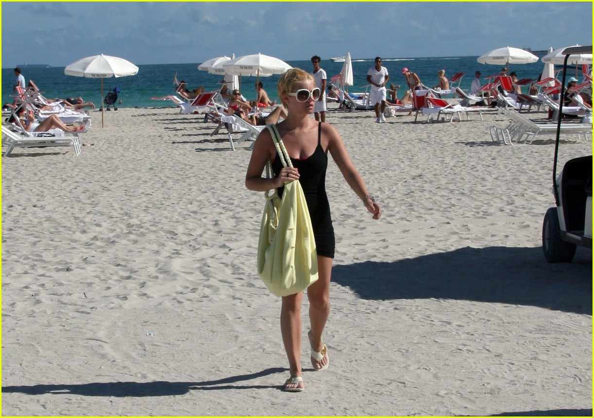 Elisha Cuthbert Bikini Pictures