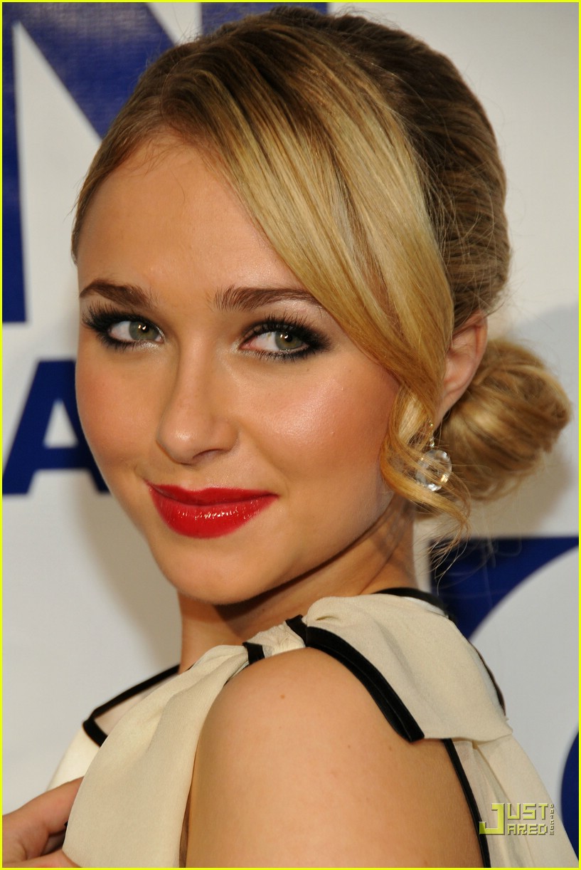 Hayden Panettiere Glams Up Old Navy
