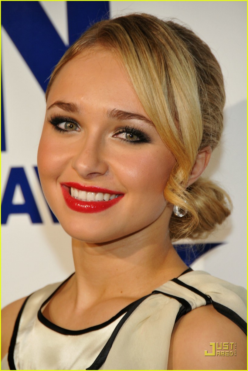 Hayden Panettiere Glams Up Old Navy