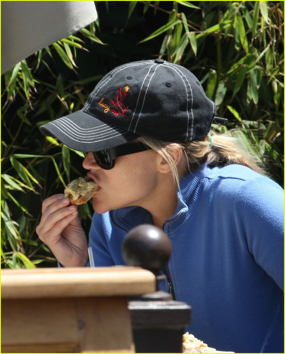 Reese Witherspoon Licks up Lunch
