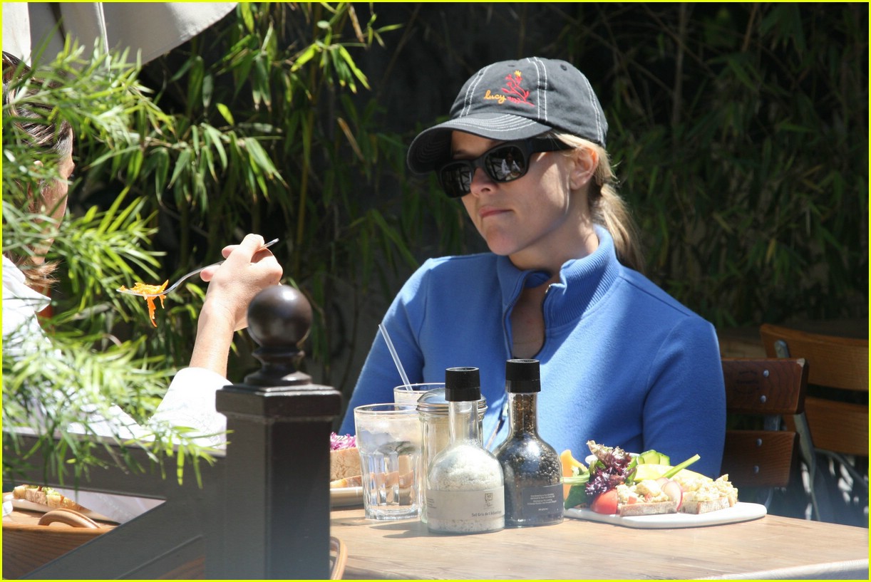 Reese Witherspoon Licks up Lunch