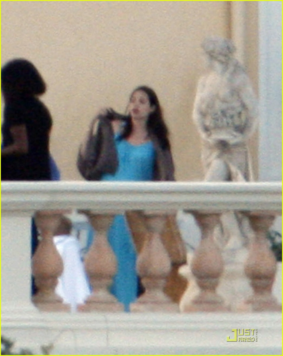 Brad & Angelina Take in Paul Allen's Pad