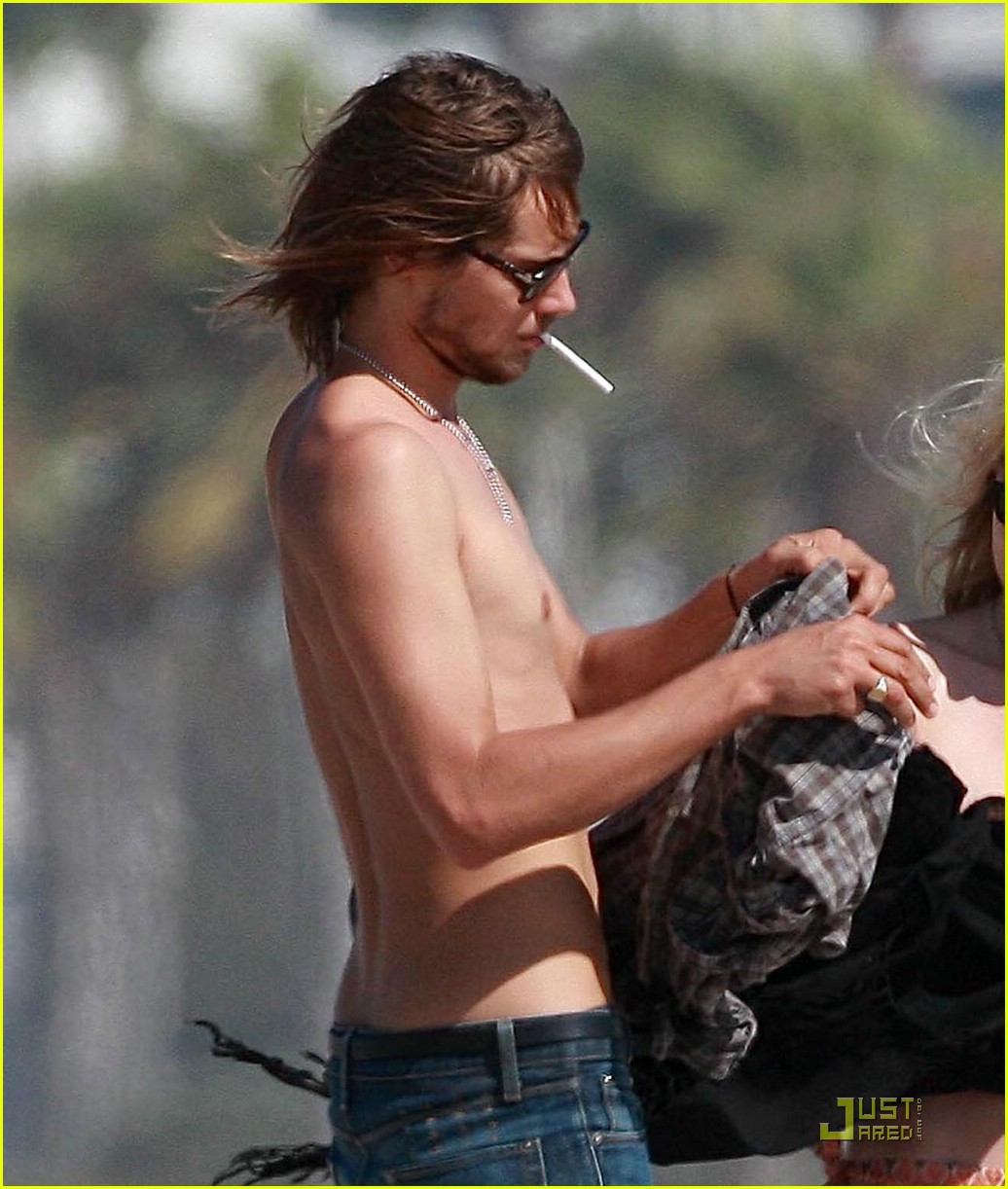 kate bosworth smoking cigarettes Female celebrities who smoke Kate Bosworth and fiance Justin