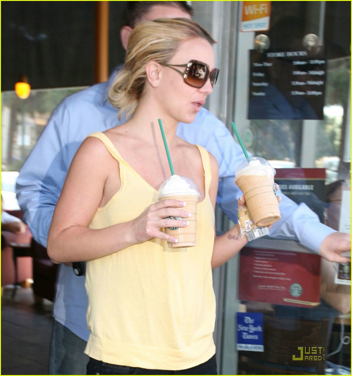 Britney Spears Has a Starbucks Smirk