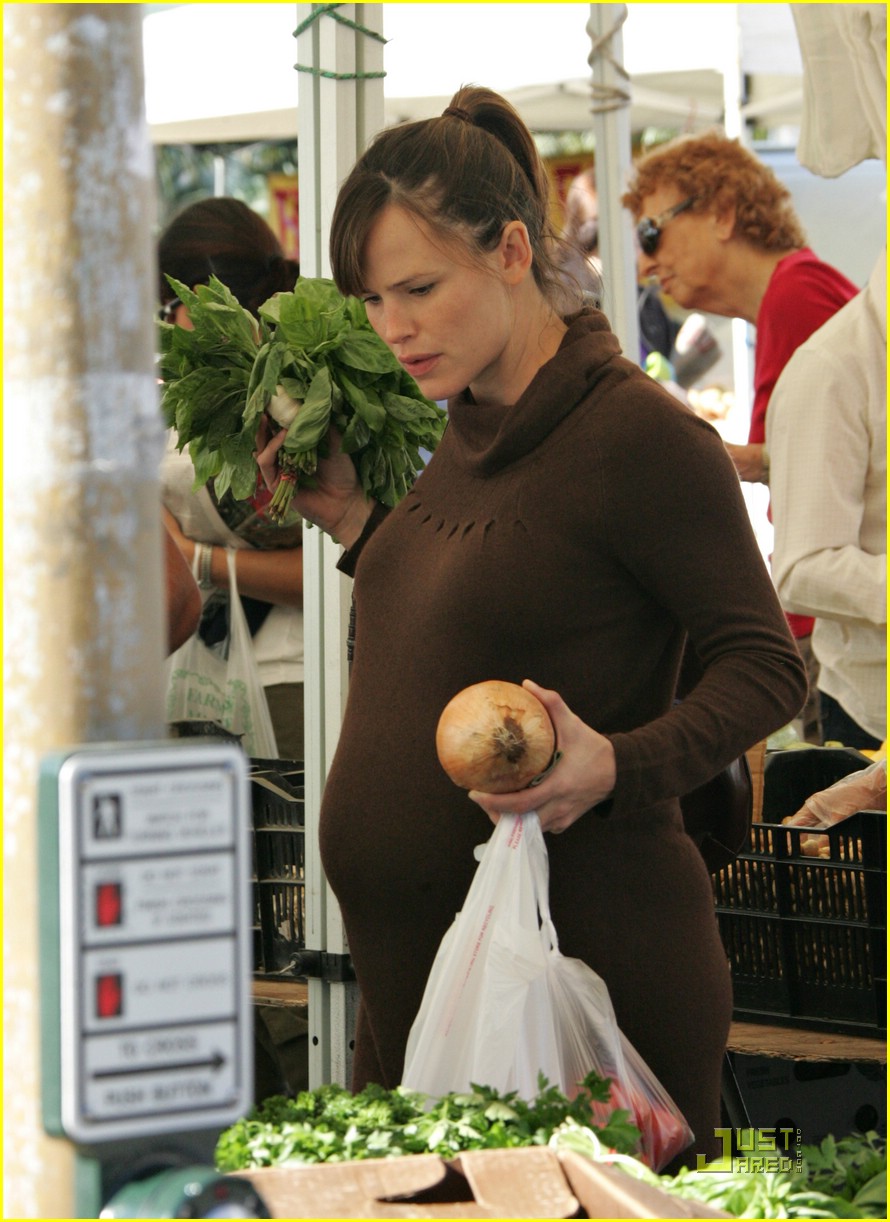 Jennifer Garner Goes To The Market