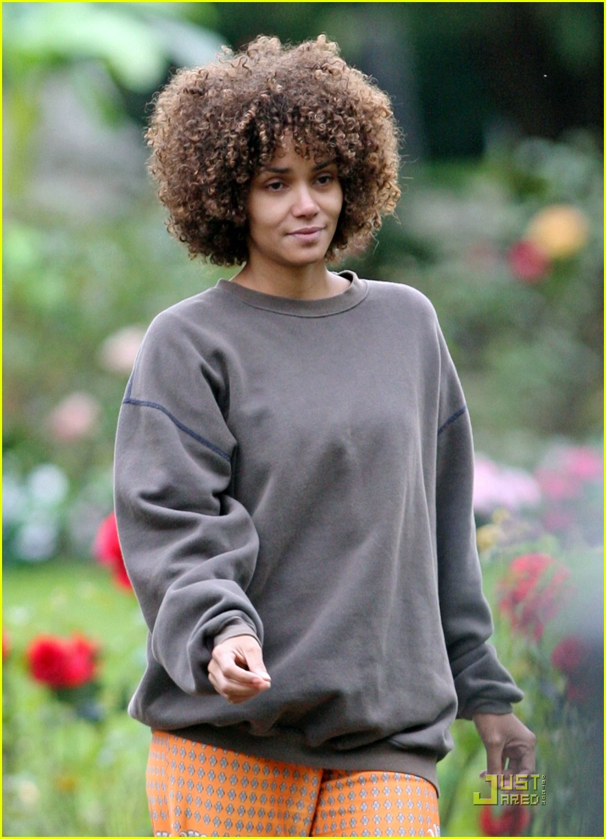 does halle berry smoke cigarettes Halle Berry is Cigarette Un-Sexy - Just Jared - Celebrity News and Gossip