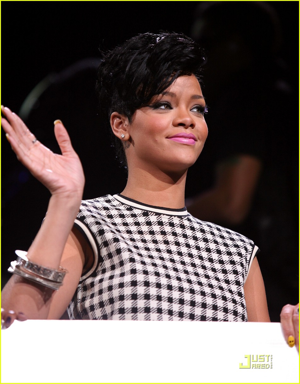 Rihanna Jingles All the Way