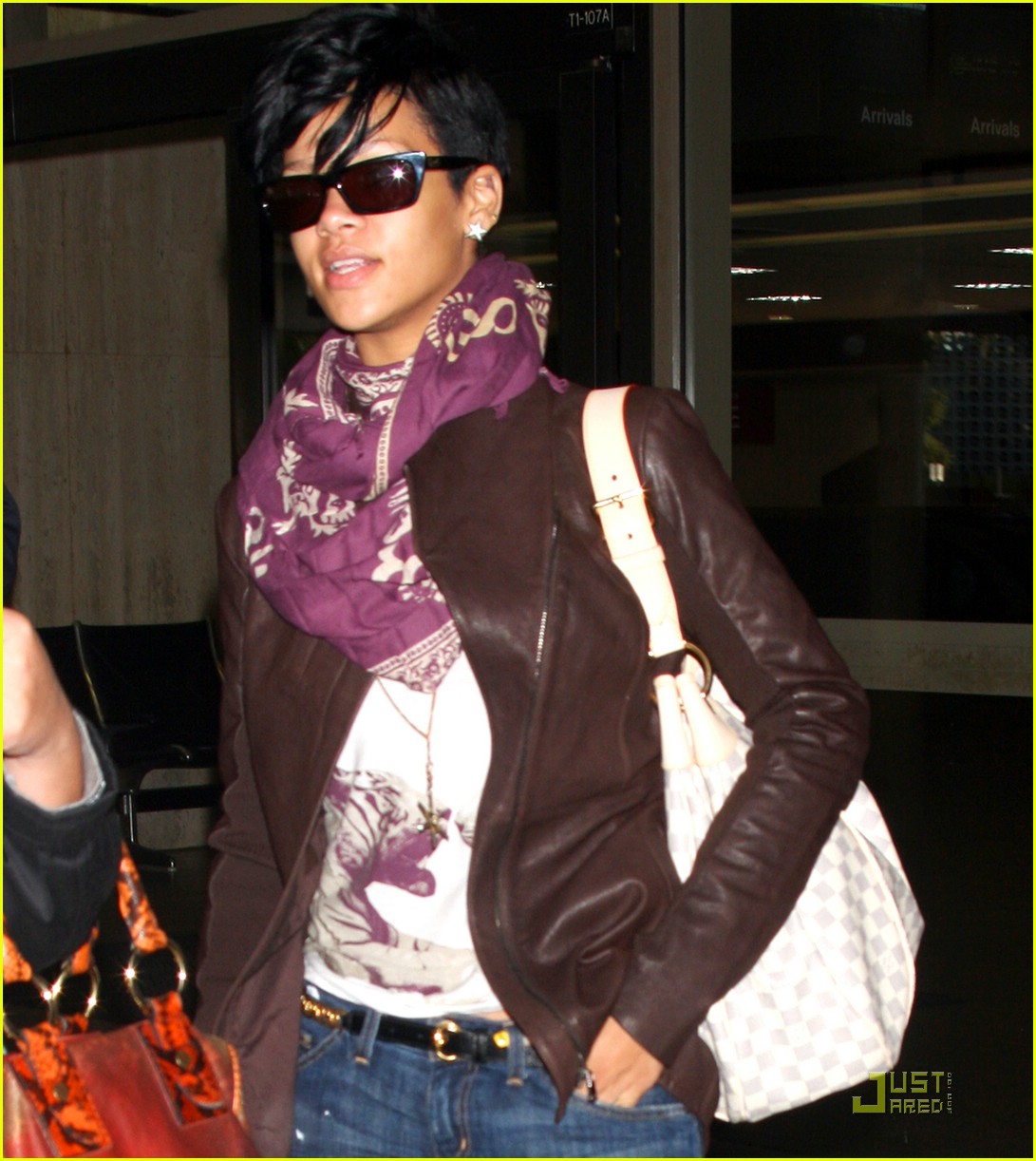 Rihanna: Ripped Jeans Are In!