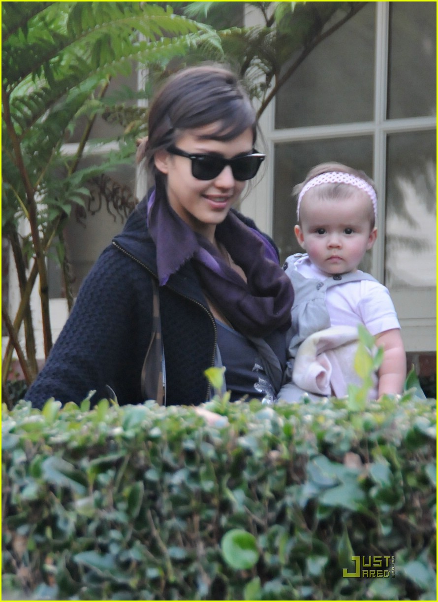 Jessica Alba Gets Short Hair!