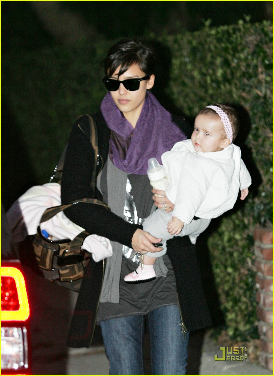 Jessica Alba Gets Short Hair!