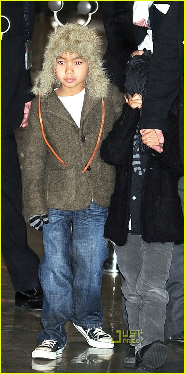 Brad Pitt & Angelina Jolie Take Twins To Japan