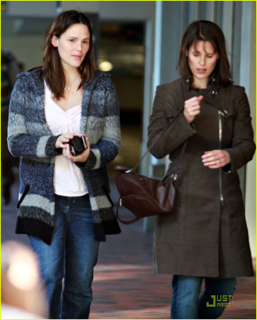 Jennifer Garner Gets Her Ears Pierced