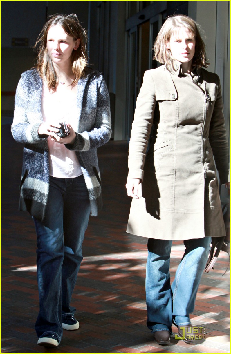 Jennifer Garner Gets Her Ears Pierced