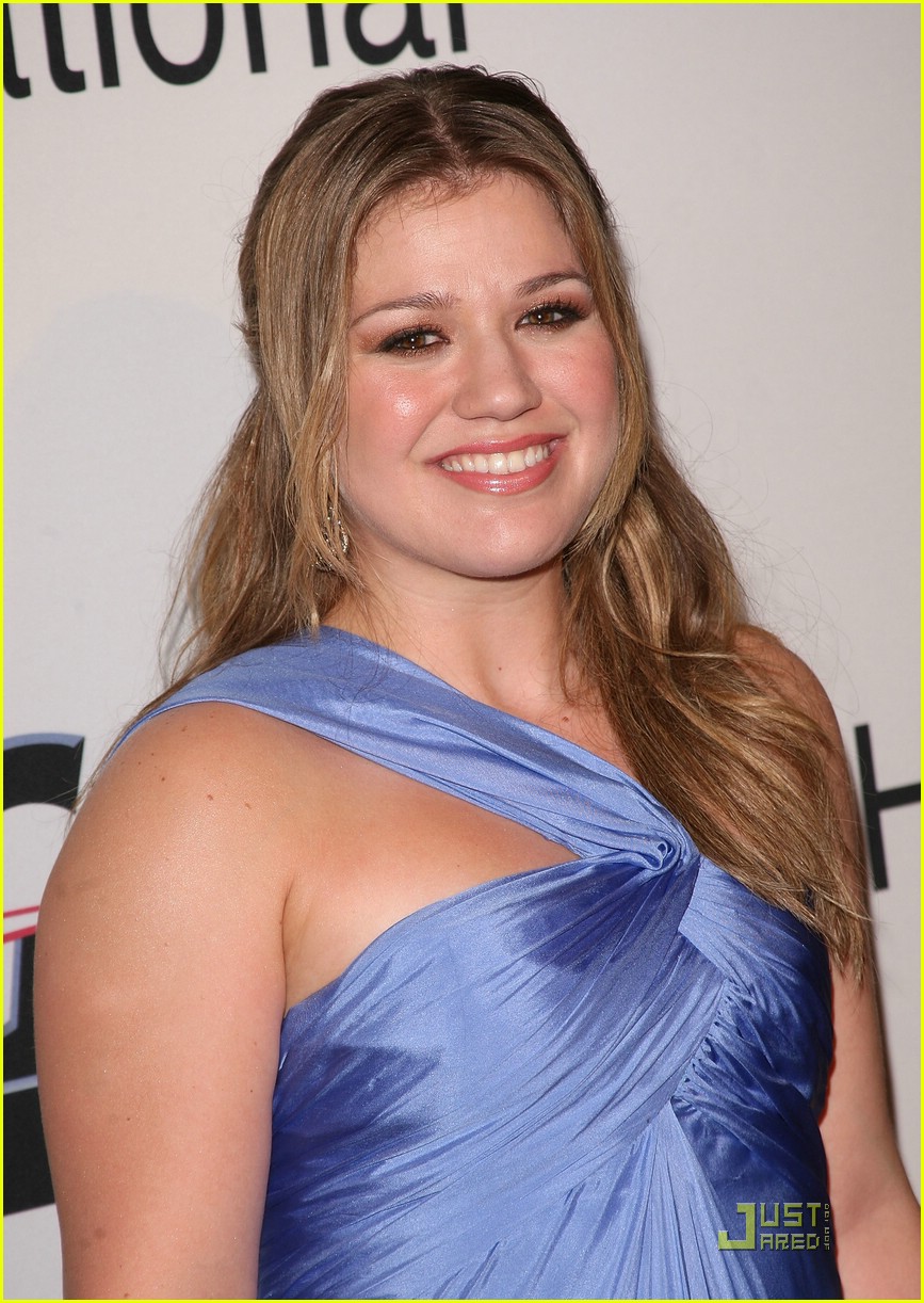 Kelly Clarkson Salutes Clive Davis