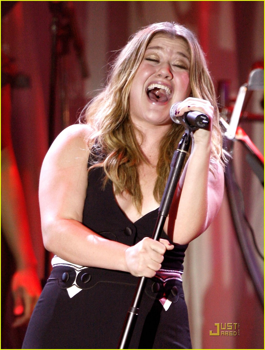Kelly Clarkson Salutes Clive Davis