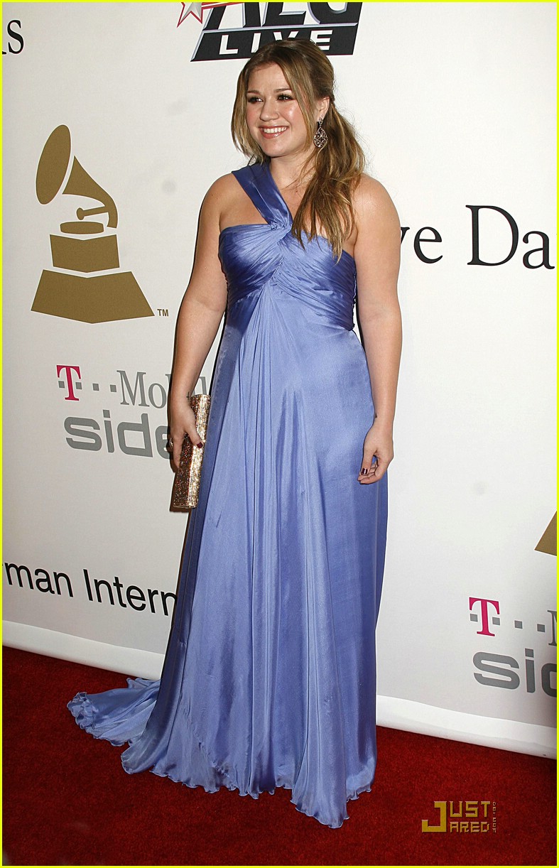 Kelly Clarkson Salutes Clive Davis