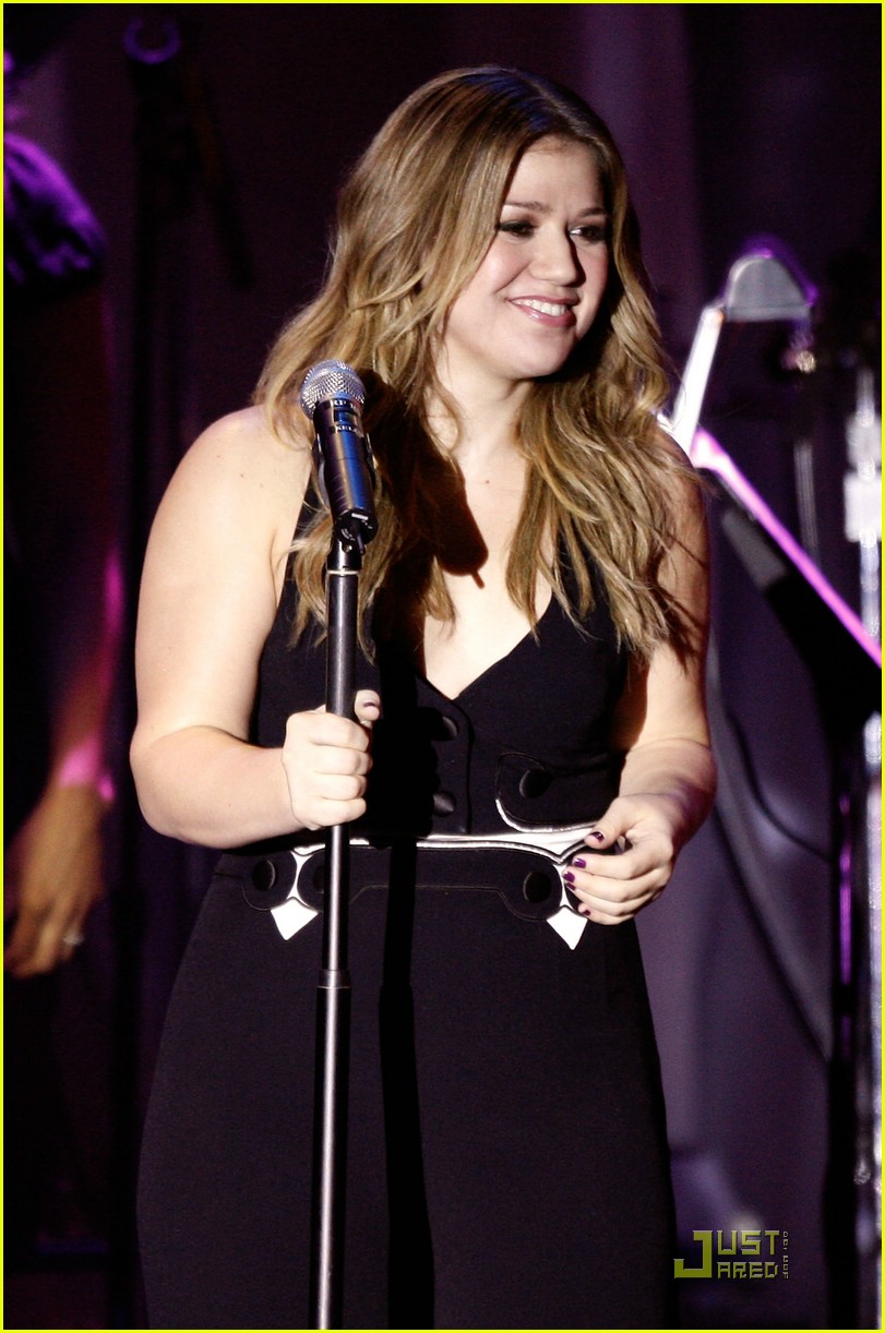 Kelly Clarkson Salutes Clive Davis