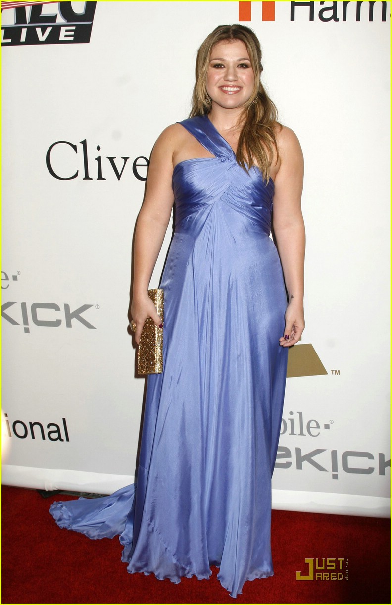 Kelly Clarkson Salutes Clive Davis