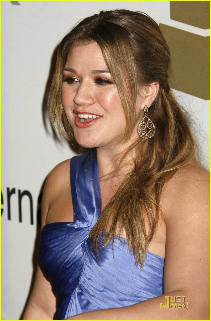 Kelly Clarkson Salutes Clive Davis