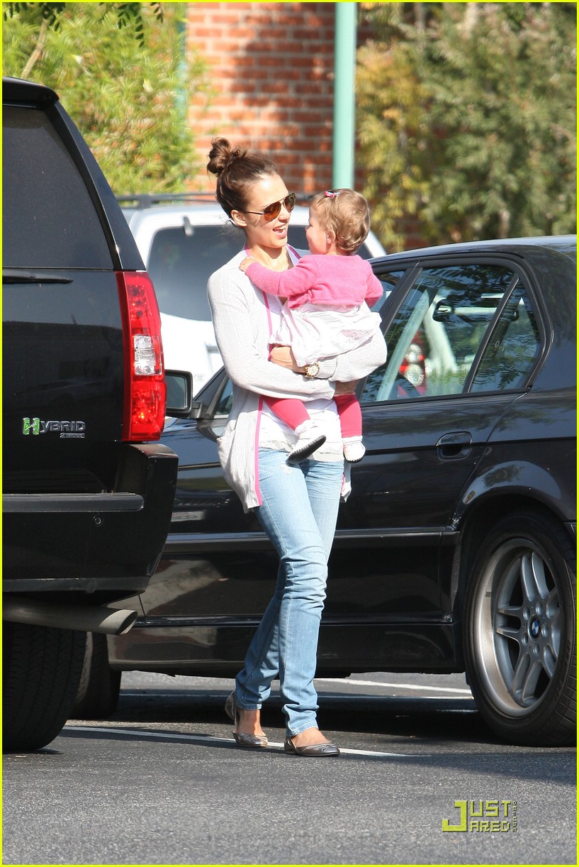 Jessica Alba Goes Bristol Farms Fresh