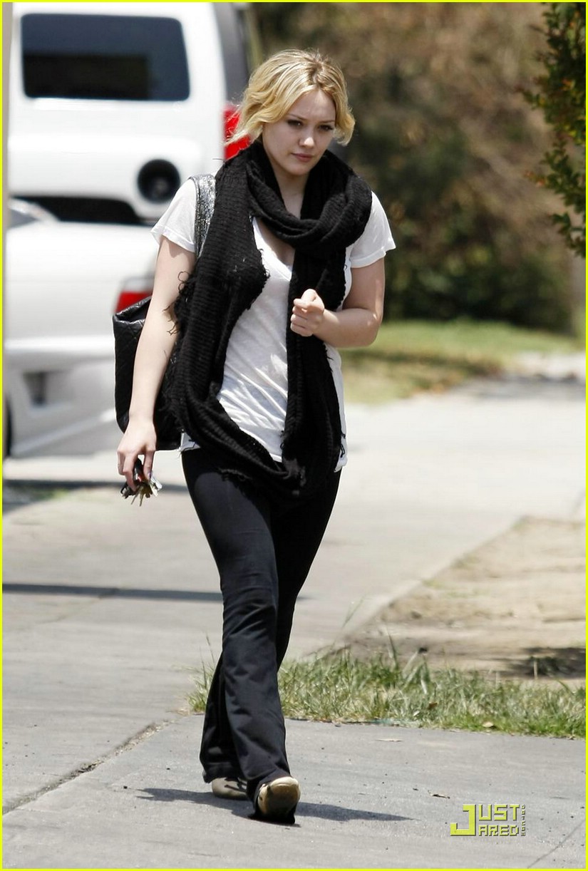Hilary Duff Pushes Pilates