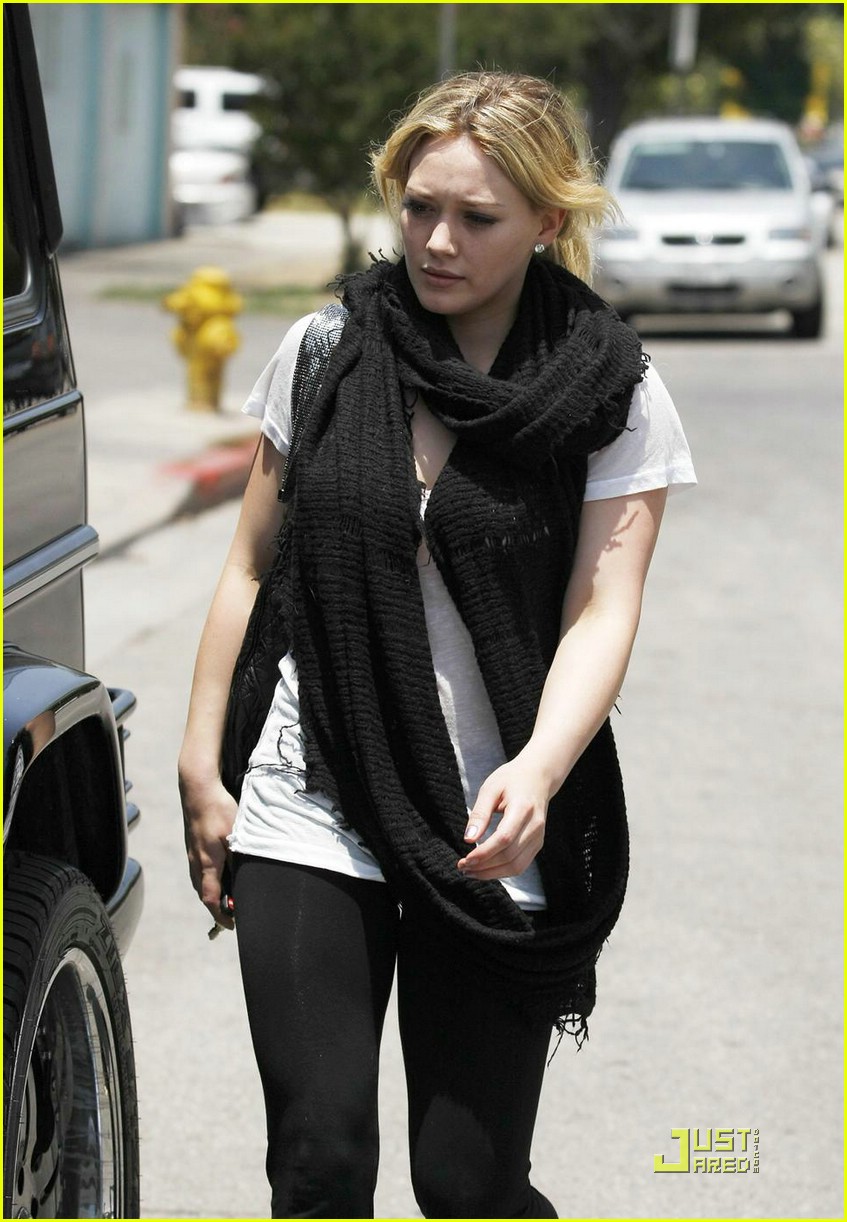Hilary Duff Pushes Pilates