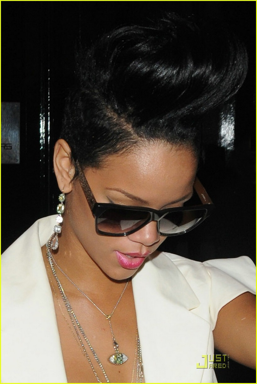 Rihanna is a Basketball Babe