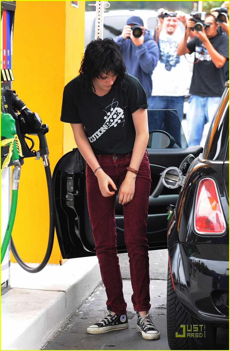 Kristen Stewart Fills Up On Jett Fuel
