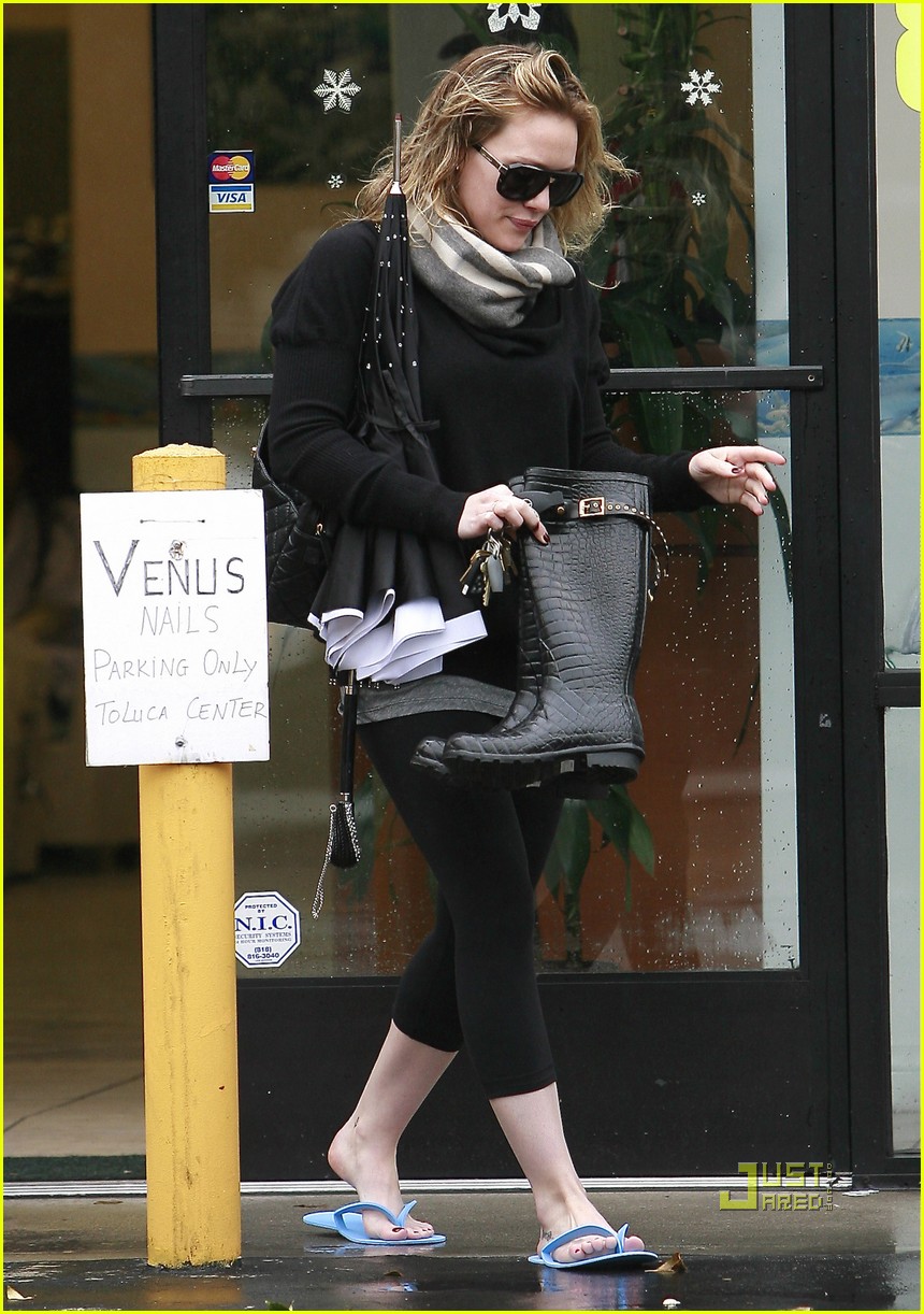 Hilary Duff Takes Orbit Around Venus Nails