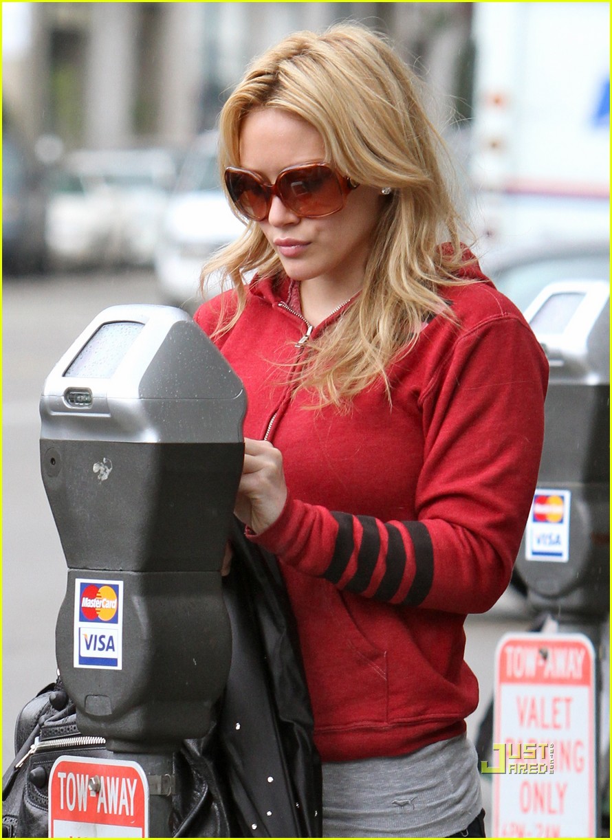 Hilary Duff Stands Under Her Umbrella Ella Ella