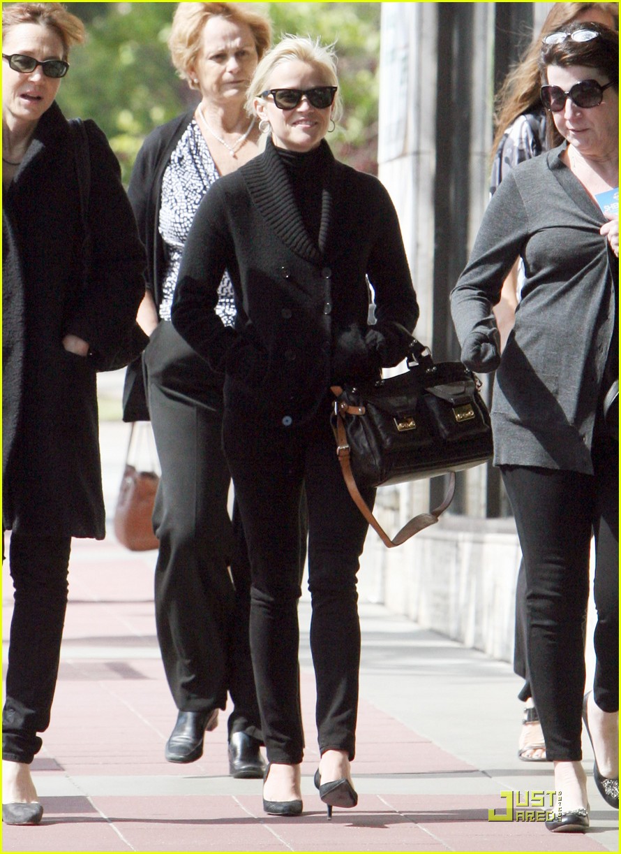 Reese Witherspoon Has Fun With Friends