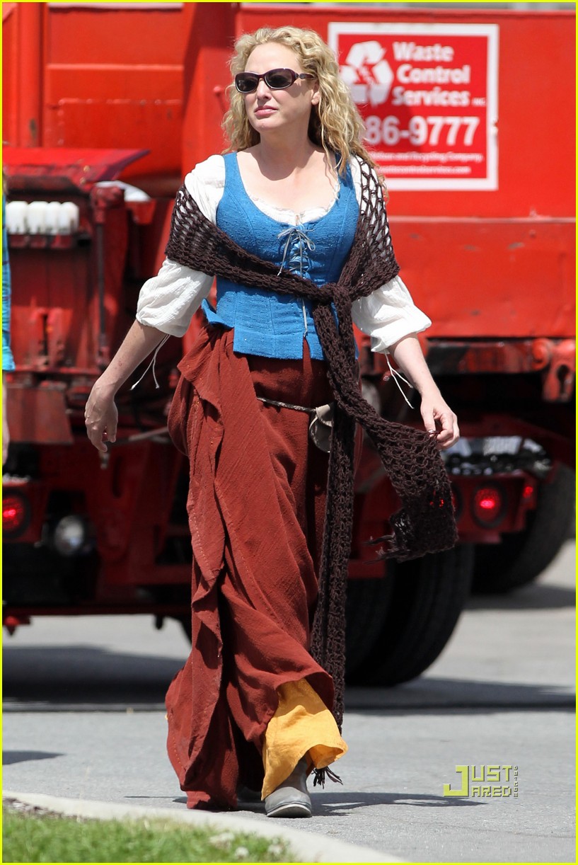 Amanda Seyfried & Shiloh Fernandez: Red Riding Hood Hook-Up!