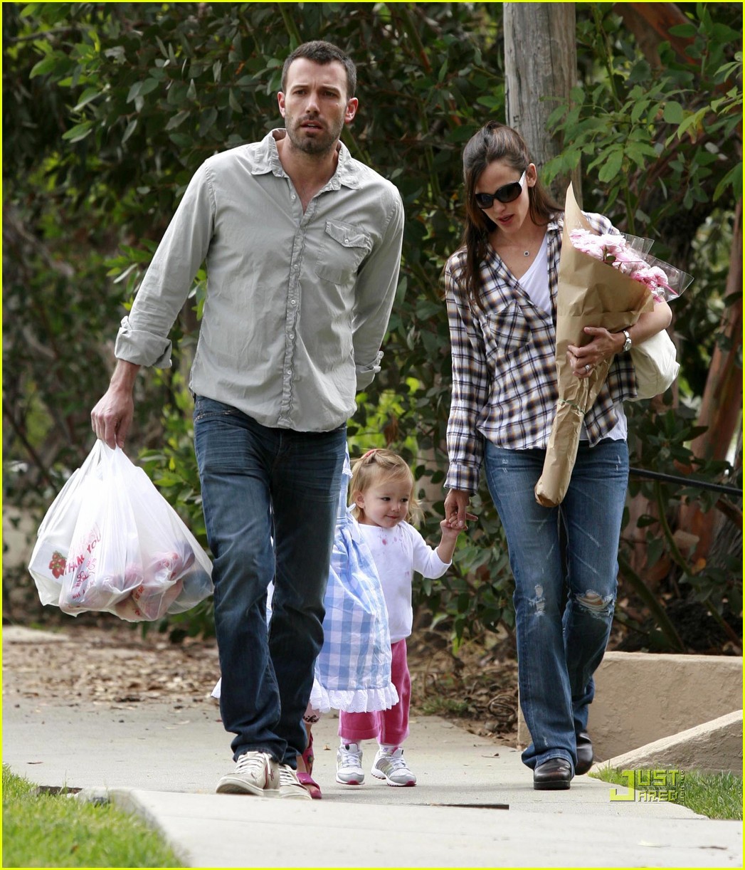 Jennifer Garner & Ben Affleck: Family Farmers Market Trip!