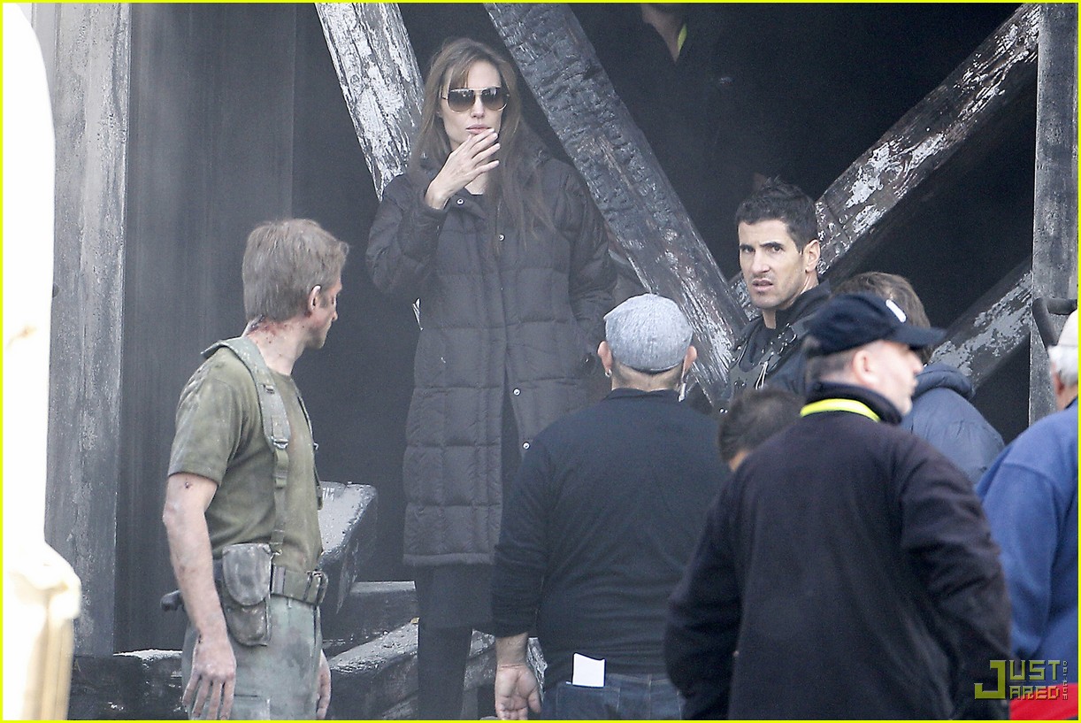 Brad Pitt & Angelina Jolie: Kissing in Budapest!
