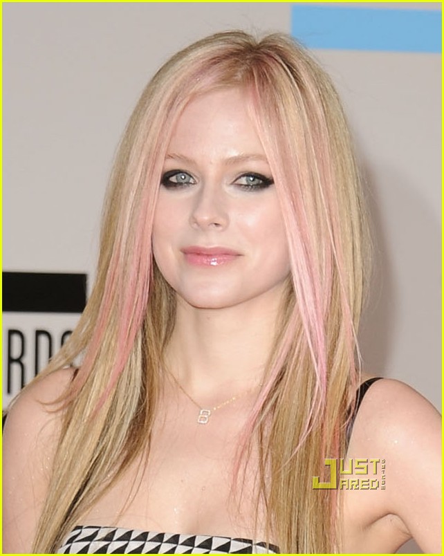 Avril Lavigne: AMAs Red Carpet 2010