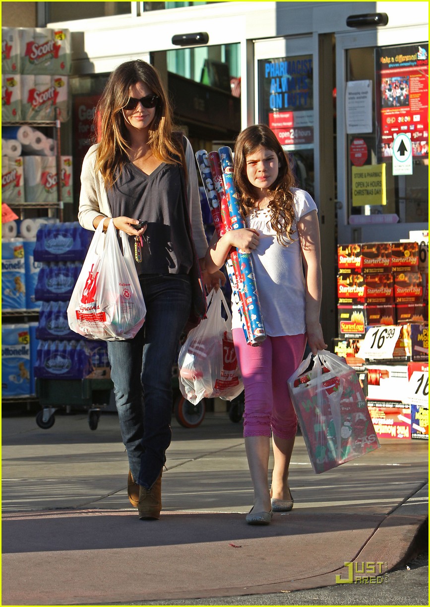 Rachel Bilson: Christmas Shopping Sister!