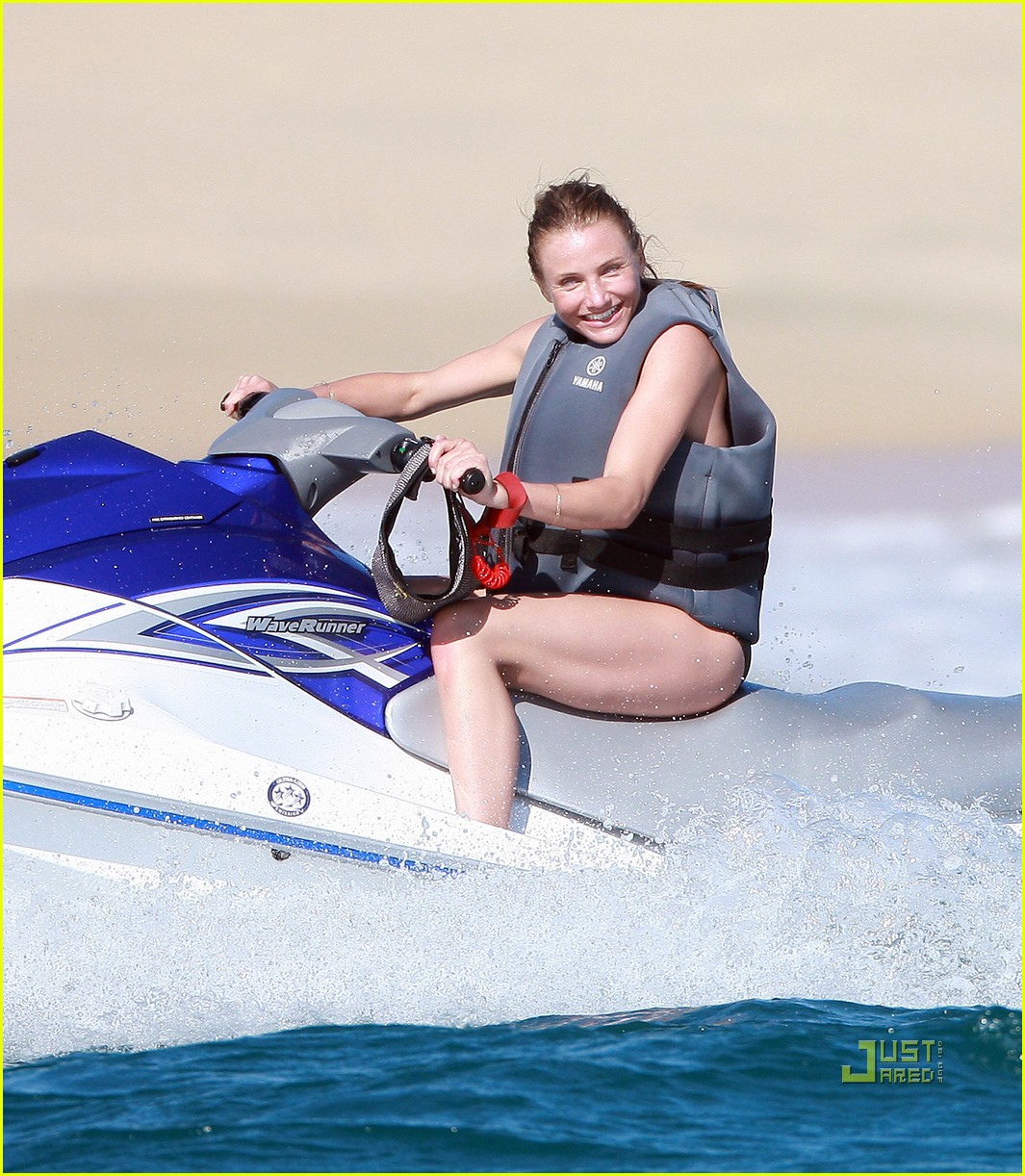 Cameron Diaz: Paddle Surfing in Mexico!