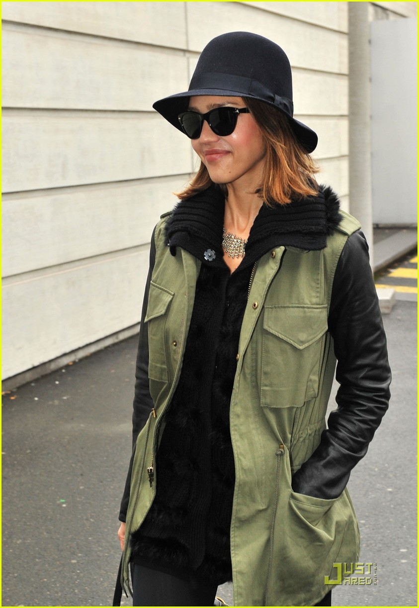 Jessica Alba: Paris for Fashion Week!