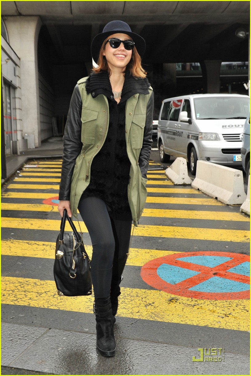 Jessica Alba: Paris for Fashion Week!
