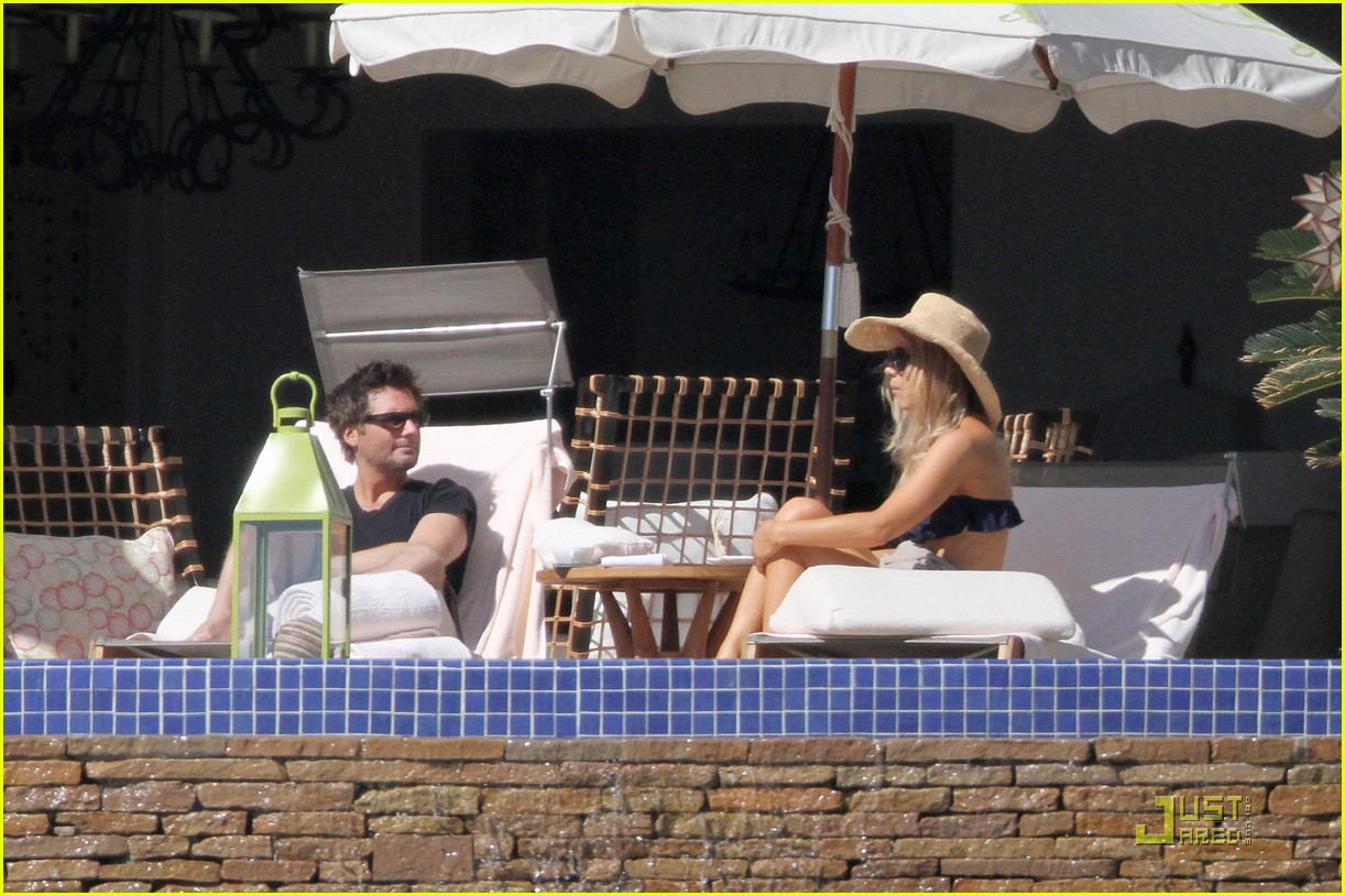 Kate Beckinsale: Ruffled Bikini In Mexico
